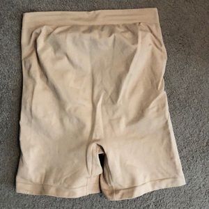 Motherhood maternity Secret fit shaping short